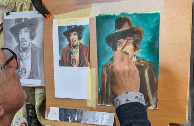 Cursist werkt aan een olieverfportret van Jimi Hendrix tijdens schilderles in Apeldoorn