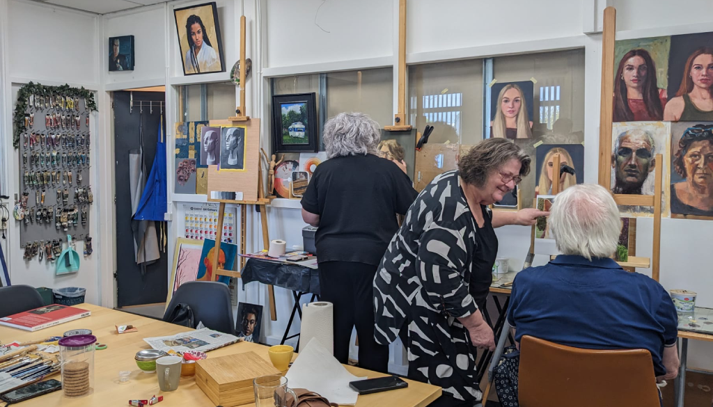 Antoinette geeft klassieke schilderles met olieverf in haar atelier in Apeldoorn
